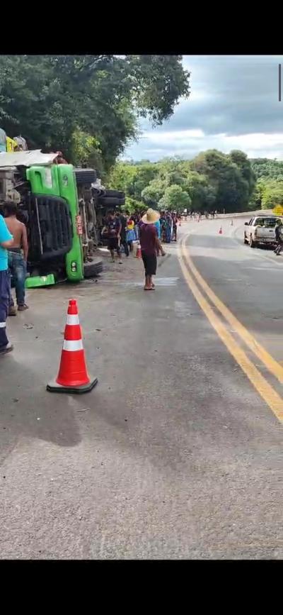 N. Laranjeiras: Carreta carregada com frangos tomba na BR 277 