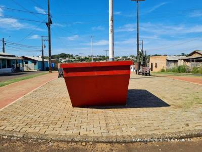 Combate Ã  dengue, PopulaÃ§Ã£o da Vila SÃ£o Miguel recebe caÃ§ambas para destinar materiais que acumula Ã¡gua