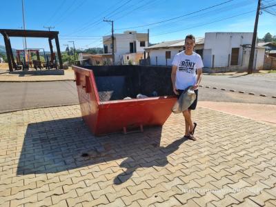 Combate Ã  dengue, PopulaÃ§Ã£o da Vila SÃ£o Miguel recebe caÃ§ambas para destinar materiais que acumula Ã¡gua