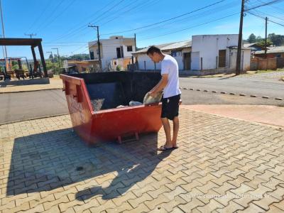 Combate à dengue, População da Vila São Miguel recebe caçambas para destinar materiais que acumula água