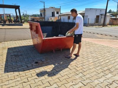 Combate Ã  dengue, PopulaÃ§Ã£o da Vila SÃ£o Miguel recebe caÃ§ambas para destinar materiais que acumula Ã¡gua