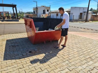 Combate à dengue, População da Vila São Miguel recebe caçambas para destinar materiais que acumula água