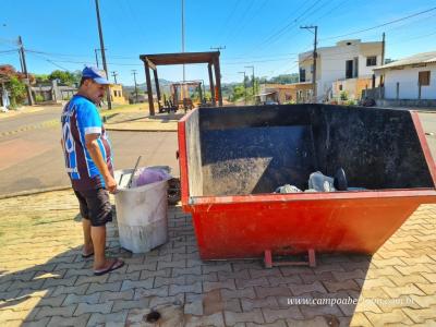 Combate Ã  dengue, PopulaÃ§Ã£o da Vila SÃ£o Miguel recebe caÃ§ambas para destinar materiais que acumula Ã¡gua