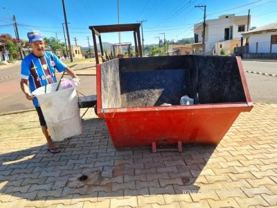 Combate Ã  dengue, PopulaÃ§Ã£o da Vila SÃ£o Miguel recebe caÃ§ambas para destinar materiais que acumula Ã¡gua