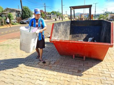 Combate à dengue, População da Vila São Miguel recebe caçambas para destinar materiais que acumula água