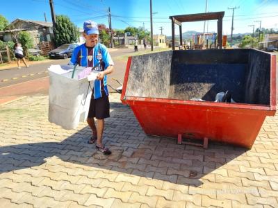 Combate Ã  dengue, PopulaÃ§Ã£o da Vila SÃ£o Miguel recebe caÃ§ambas para destinar materiais que acumula Ã¡gua