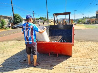 Combate Ã  dengue, PopulaÃ§Ã£o da Vila SÃ£o Miguel recebe caÃ§ambas para destinar materiais que acumula Ã¡gua