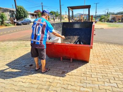 Combate Ã  dengue, PopulaÃ§Ã£o da Vila SÃ£o Miguel recebe caÃ§ambas para destinar materiais que acumula Ã¡gua