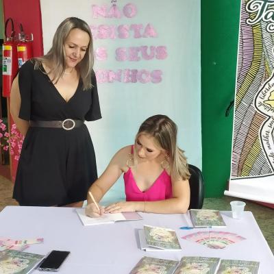 Jaqueline Boeno lanÃ§a livro de poesias dedicado ao universo feminino
