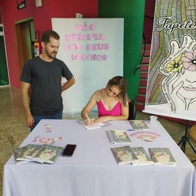 Jaqueline Boeno lanÃ§a livro de poesias dedicado ao universo feminino