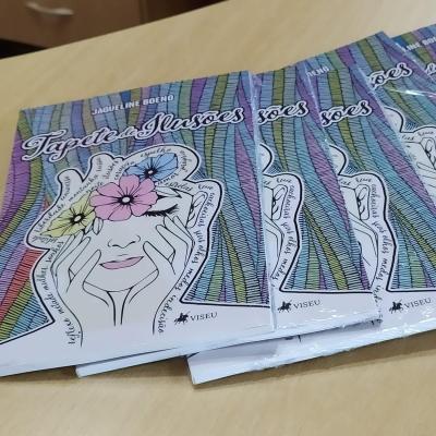 Jaqueline Boeno lança livro de poesias dedicado ao universo feminino