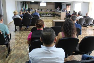 Diretores da Agro Laranjeiras apresentam aos vereadores detalhes da instalação da empresa em Laranjeiras do Sul