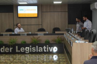 Diretores da Agro Laranjeiras apresentam aos vereadores detalhes da instalaÃ§Ã£o da empresa em Laranjeiras do Sul