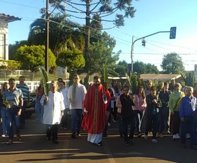 CelebraÃ§Ã£o de Domingo de Ramos em Laranjeiras do Sul reuniu centenas de fiÃ©is