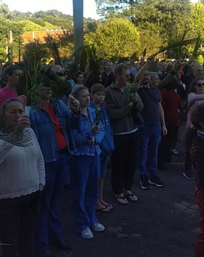 CelebraÃ§Ã£o de Domingo de Ramos em Laranjeiras do Sul reuniu centenas de fiÃ©is