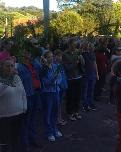 Celebração de Domingo de Ramos em Laranjeiras do Sul reuniu centenas de fiéis