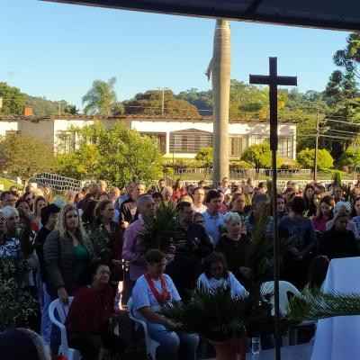 CelebraÃ§Ã£o de Domingo de Ramos em Laranjeiras do Sul reuniu centenas de fiÃ©is