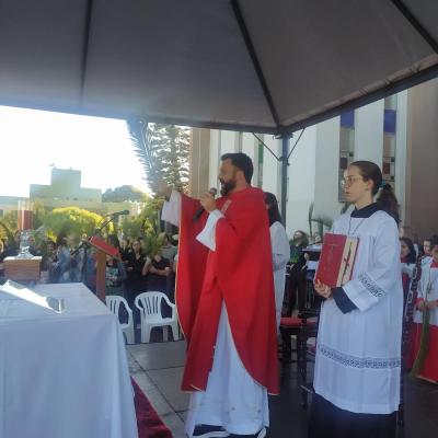 CelebraÃ§Ã£o de Domingo de Ramos em Laranjeiras do Sul reuniu centenas de fiÃ©is