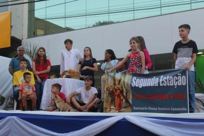 Milhares de FiÃ©is percorreram os Ãºltimos passos de Jesus Cristo na ProcissÃ£o Luminosa