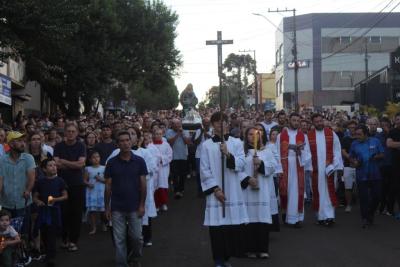 Milhares de FiÃ©is percorreram os Ãºltimos passos de Jesus Cristo na ProcissÃ£o Luminosa