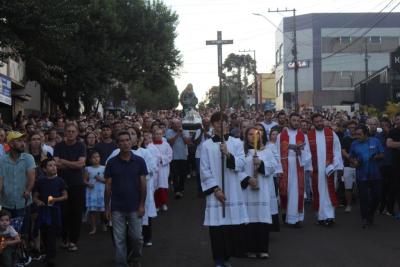 Milhares de Fiéis percorreram os últimos passos de Jesus Cristo na Procissão Luminosa