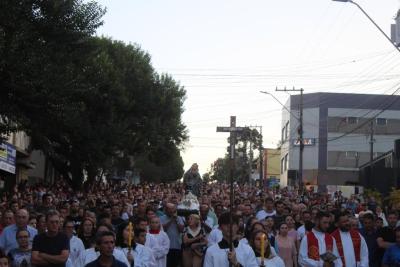 Milhares de FiÃ©is percorreram os Ãºltimos passos de Jesus Cristo na ProcissÃ£o Luminosa