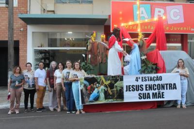 Milhares de FiÃ©is percorreram os Ãºltimos passos de Jesus Cristo na ProcissÃ£o Luminosa