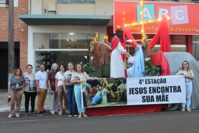 Milhares de Fiéis percorreram os últimos passos de Jesus Cristo na Procissão Luminosa