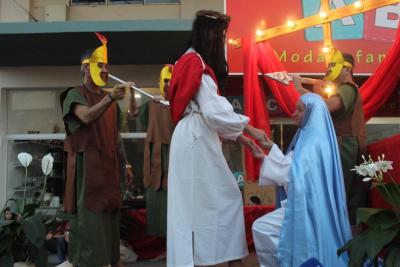 Milhares de FiÃ©is percorreram os Ãºltimos passos de Jesus Cristo na ProcissÃ£o Luminosa