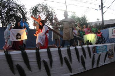 Milhares de FiÃ©is percorreram os Ãºltimos passos de Jesus Cristo na ProcissÃ£o Luminosa