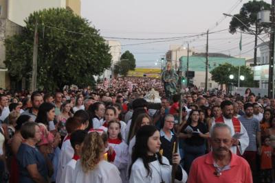 Milhares de FiÃ©is percorreram os Ãºltimos passos de Jesus Cristo na ProcissÃ£o Luminosa