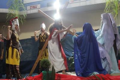 Milhares de FiÃ©is percorreram os Ãºltimos passos de Jesus Cristo na ProcissÃ£o Luminosa