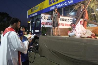 Milhares de FiÃ©is percorreram os Ãºltimos passos de Jesus Cristo na ProcissÃ£o Luminosa