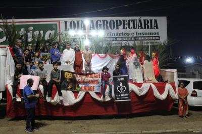 Milhares de FiÃ©is percorreram os Ãºltimos passos de Jesus Cristo na ProcissÃ£o Luminosa