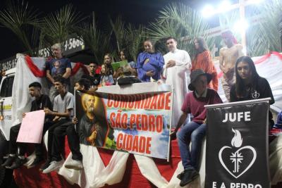 Milhares de FiÃ©is percorreram os Ãºltimos passos de Jesus Cristo na ProcissÃ£o Luminosa