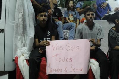 Milhares de FiÃ©is percorreram os Ãºltimos passos de Jesus Cristo na ProcissÃ£o Luminosa