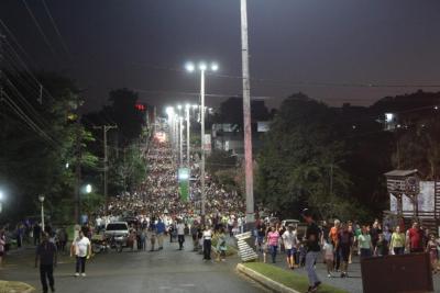 Milhares de Fiéis percorreram os últimos passos de Jesus Cristo na Procissão Luminosa