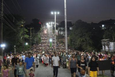 Milhares de FiÃ©is percorreram os Ãºltimos passos de Jesus Cristo na ProcissÃ£o Luminosa