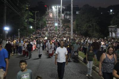 Milhares de Fiéis percorreram os últimos passos de Jesus Cristo na Procissão Luminosa