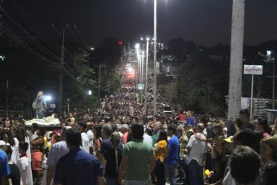 Milhares de FiÃ©is percorreram os Ãºltimos passos de Jesus Cristo na ProcissÃ£o Luminosa