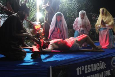 Milhares de FiÃ©is percorreram os Ãºltimos passos de Jesus Cristo na ProcissÃ£o Luminosa