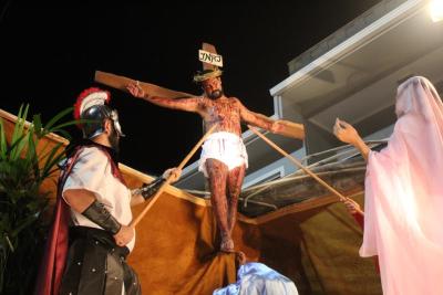 Milhares de Fiéis percorreram os últimos passos de Jesus Cristo na Procissão Luminosa