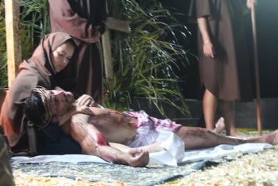 Milhares de FiÃ©is percorreram os Ãºltimos passos de Jesus Cristo na ProcissÃ£o Luminosa
