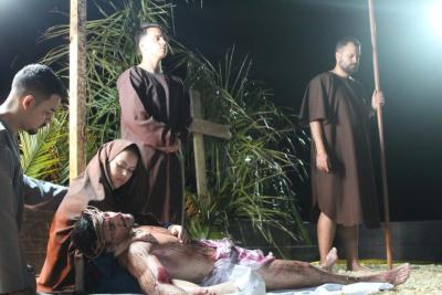 Milhares de FiÃ©is percorreram os Ãºltimos passos de Jesus Cristo na ProcissÃ£o Luminosa