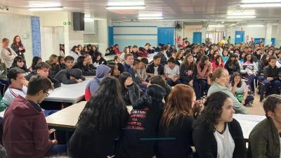 ColÃ©gio Gildo promove debate com escritores laranjeirenses para celebrar o dia do livro infantil