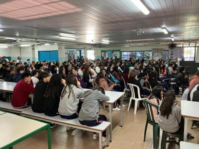 ColÃ©gio Gildo promove debate com escritores laranjeirenses para celebrar o dia do livro infantil