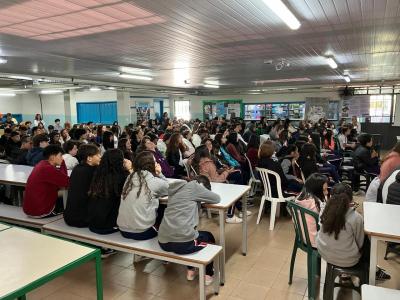 Colégio Gildo promove debate com escritores laranjeirenses para celebrar o dia do livro infantil