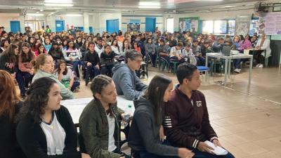 Colégio Gildo promove debate com escritores laranjeirenses para celebrar o dia do livro infantil