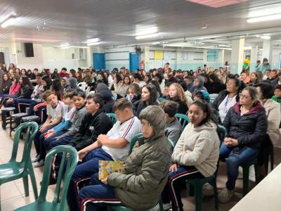 ColÃ©gio Gildo promove debate com escritores laranjeirenses para celebrar o dia do livro infantil