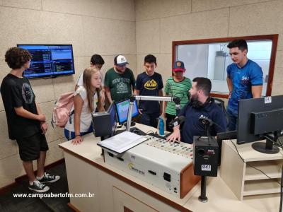 Etapa das visitas a Campo Aberto FM do Projeto Jovens Comunicadores foi concluída nesta segunda (29)